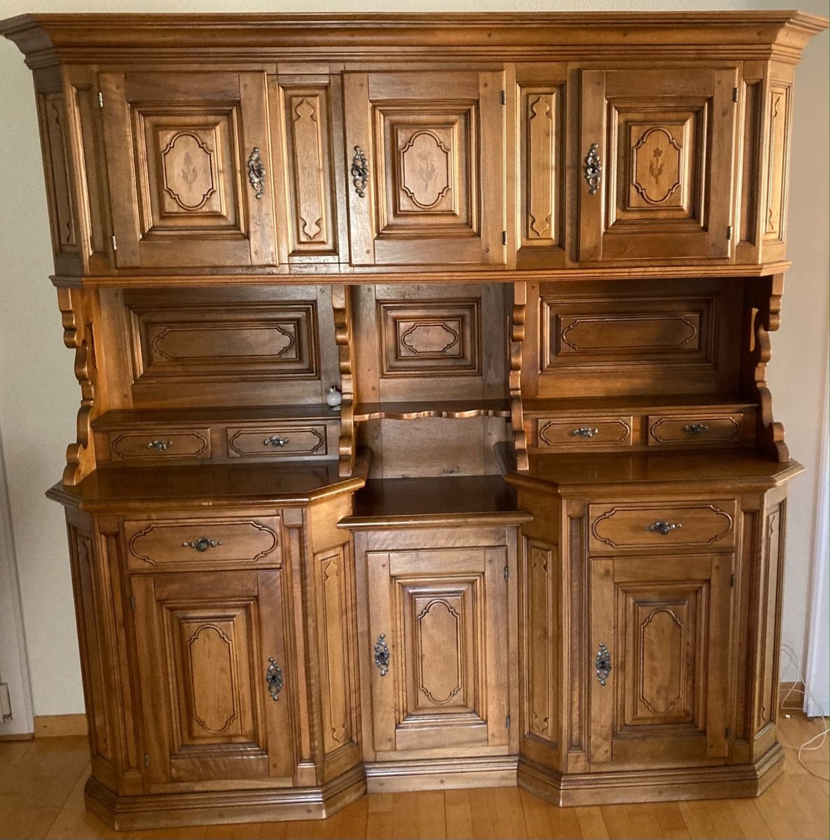 Credenze: Innerschweizer Buffet Nussbaum – Usato da Baar venduto da redilu