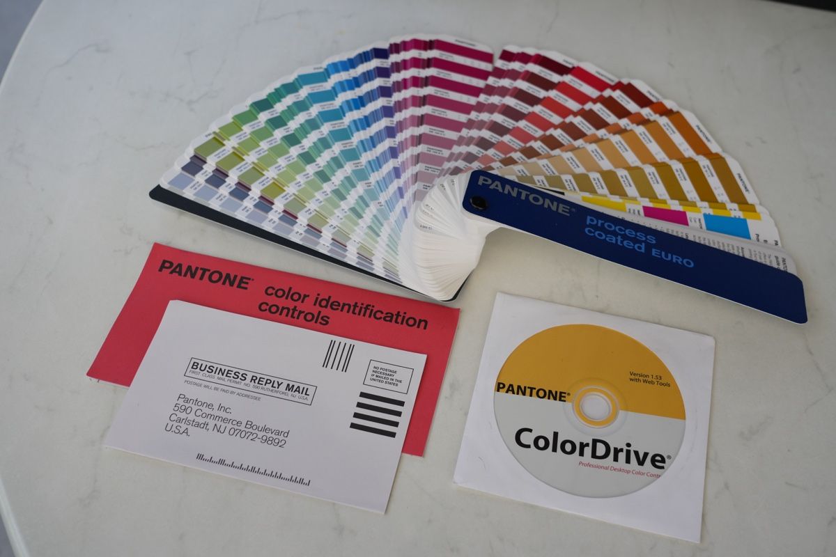 Alle Werkzeuge: PANTONE Formula Guide Set Case – Neu (gemäss Beschreibung) aus Oberwil BL von A.Kaiser 2
