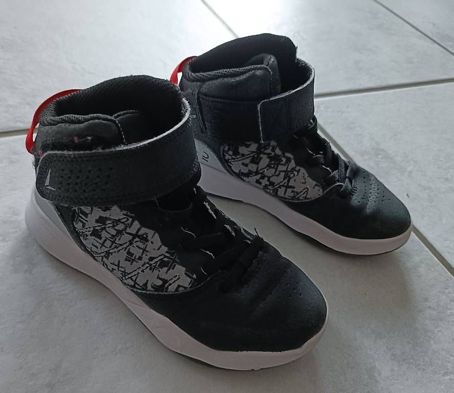Decathlon Scarpe da uomo: Basketballschuhe Tarmak, Grösse 30 – Usato da Münchenstein venduto da Bouba3 2