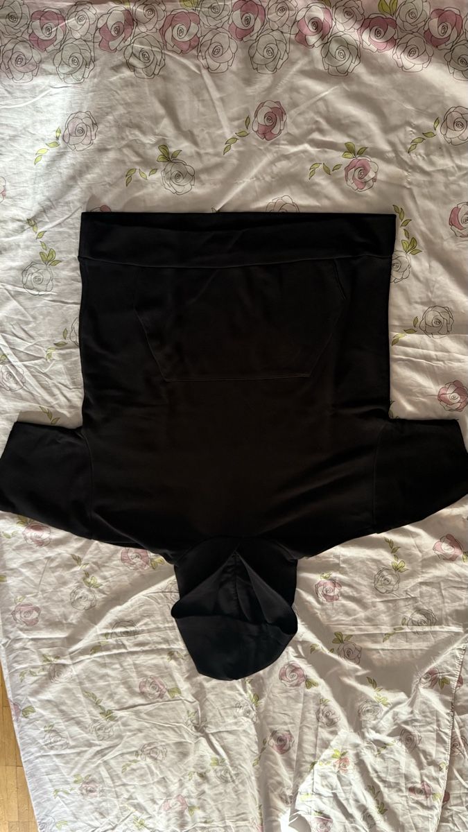 Pulls & Sweat-shirts: Sweat à capuche sans manches  – D'occasion à Biel/Bienne par glaewynnshop