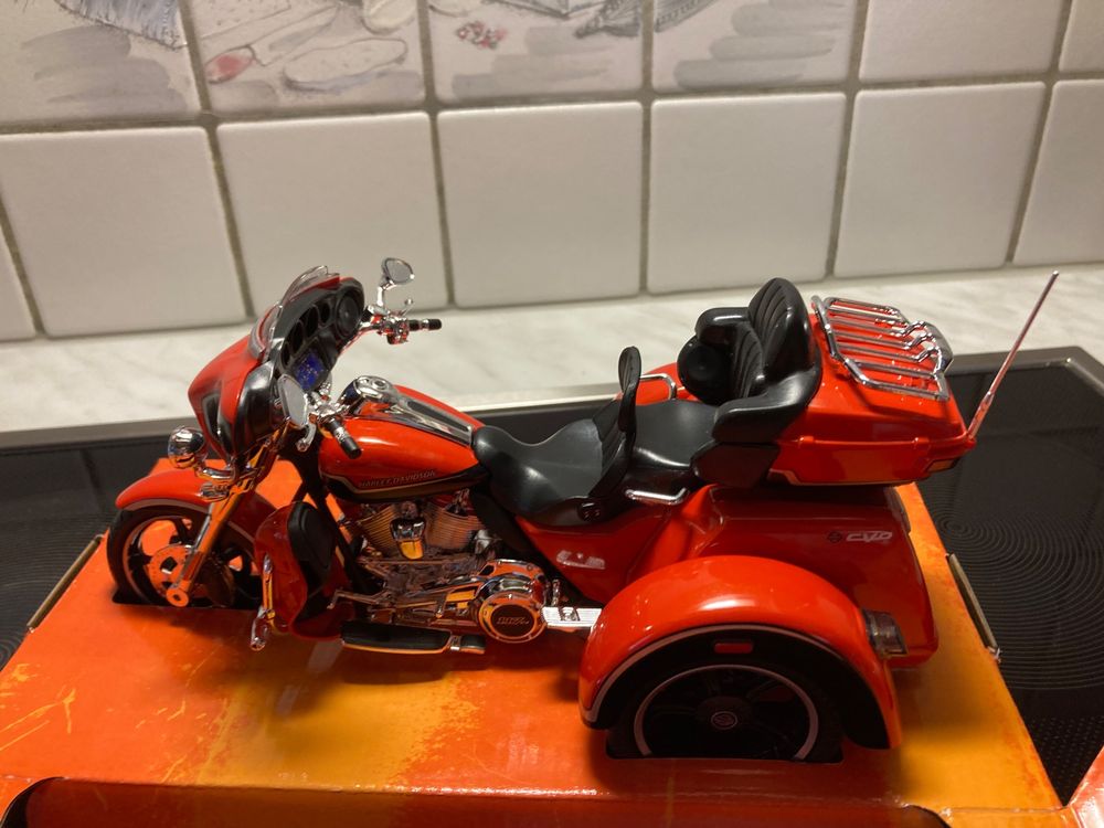 Maisto Harley Davidson CVO Tri-Glide 1/12 - Moto 3 Roues Orange - Réplique Détaillée - Jouet Collection