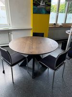 Massiver Eichenholztisch Bisley Fortis Circle mit 3 Stühlen