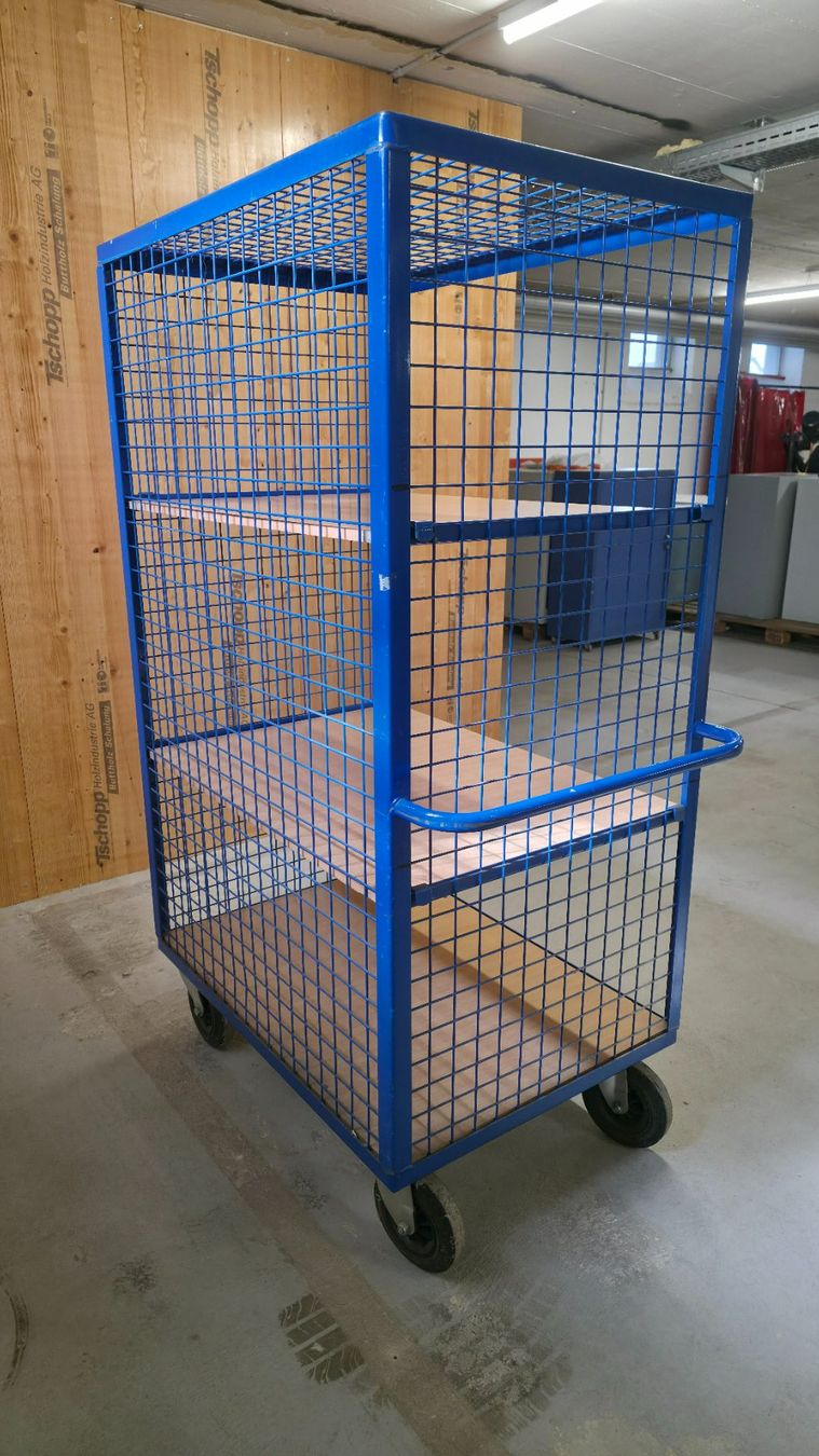 Korpus: Robuster Rollwagen mit 3 Tablaren, Top!(Beispiel Bilder) – Gebraucht aus Utzenstorf von Matec-GmbH 3