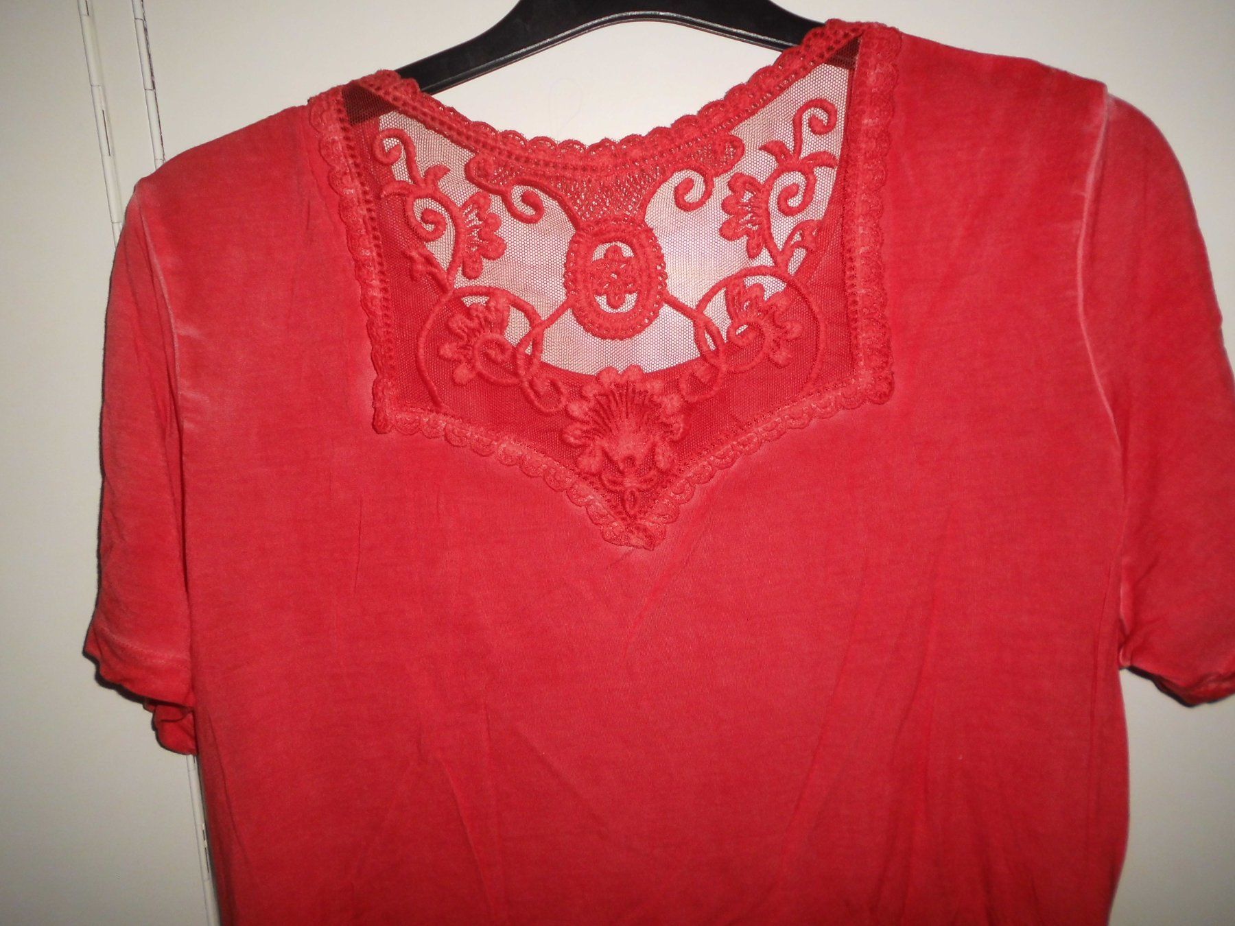 T-Shirts: T-shirt rouge batik T.44 – Gebraucht aus Marin-Epagnier von Madja 1