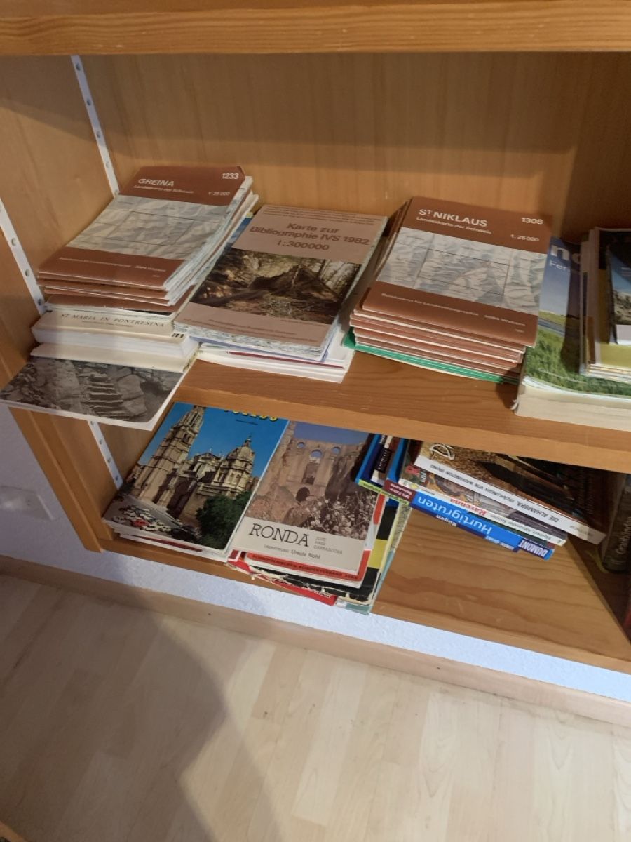 Libri: Lot Bücher mit Gestell – Usato da Murgenthal venduto da Padoni60 9
