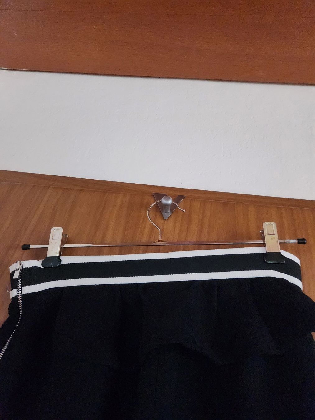 Sandro Gonne: Jupe Sandro noire à volants, taille 1 stylé – Usato da Niedergösgen venduto da Eva2410 4