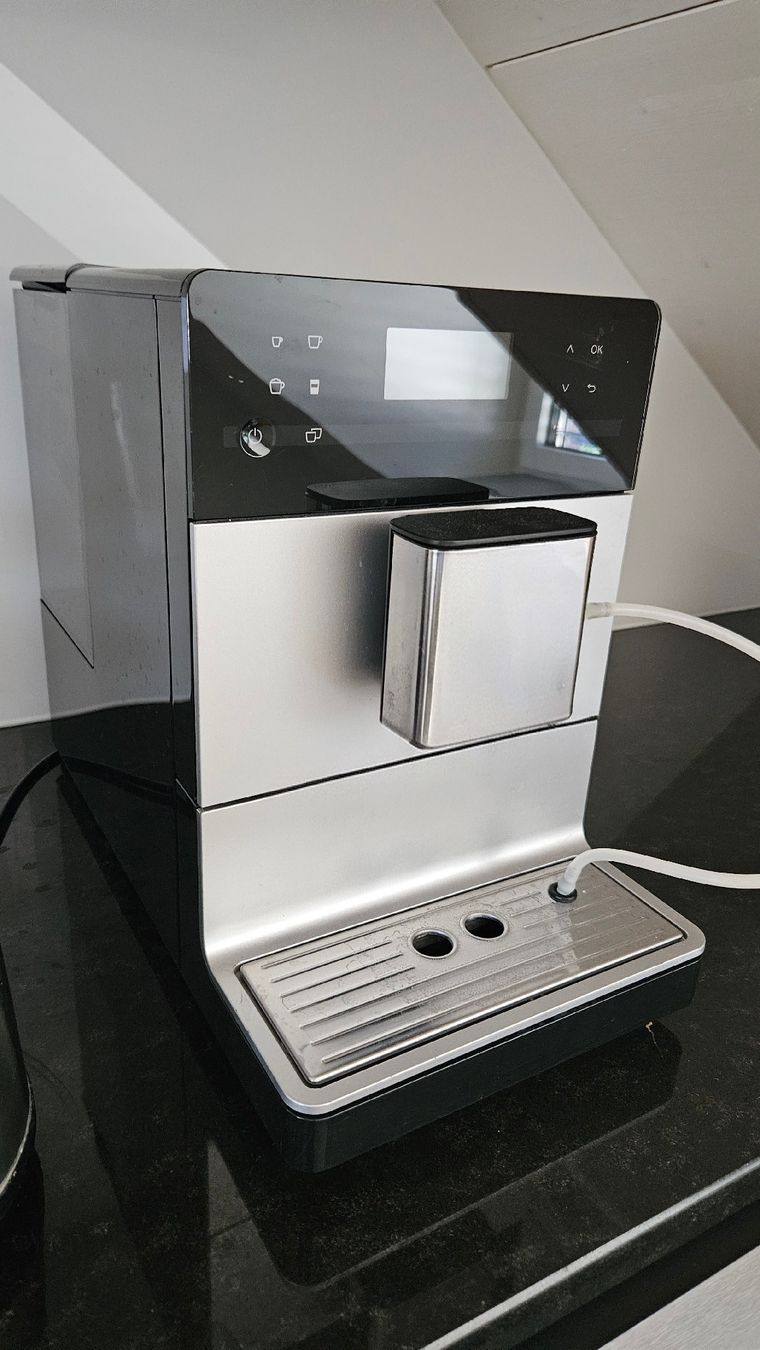 Miele Macchine per caffè & Macchine per espresso: Miele Kaffeevollautomat CM 5510  AluSilber – Usato da Sissach venduto da Pfepfi