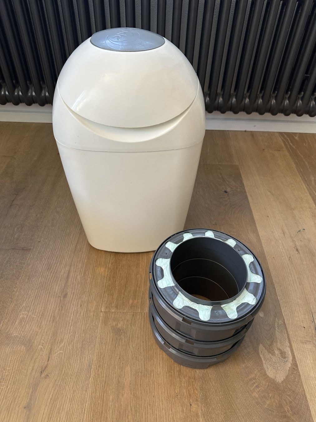 Tommee Tippee Cestini per rifiuti: Tommee Tippee Sangenic Windeleimer inkl. 3 Kartuschen – Usato da Rubigen venduto da Freakout