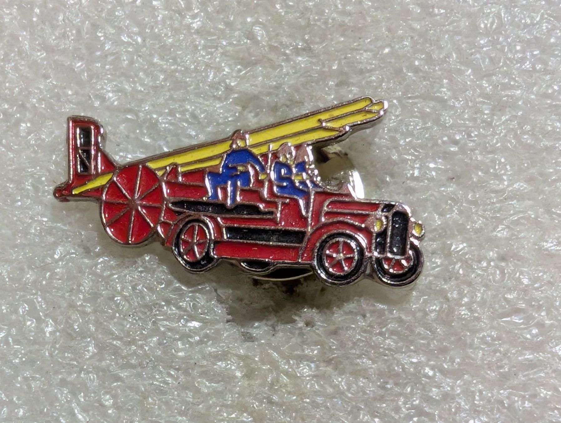 Placchette & Badge: Ansteckpin 217: Feuerwehrauto – Usato da Oppligen venduto da Pin-Fall-Shop