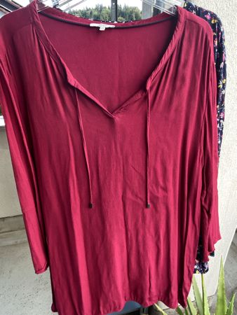 Dunkelrote Bluse und geblumt, Gr. XXL neuwertig