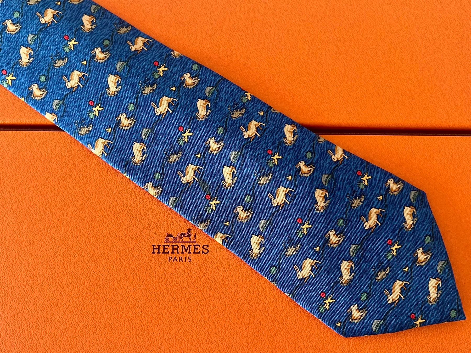 Hermès Krawatten: Cravate HERMES-Paris „Explorer Rabbit" - avec box original – Neu (gemäss Beschreibung) aus Le Mont-sur-Lausanne von luxurylover 1