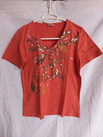 T-shirt rouge en coton DAMART à motifs plumes