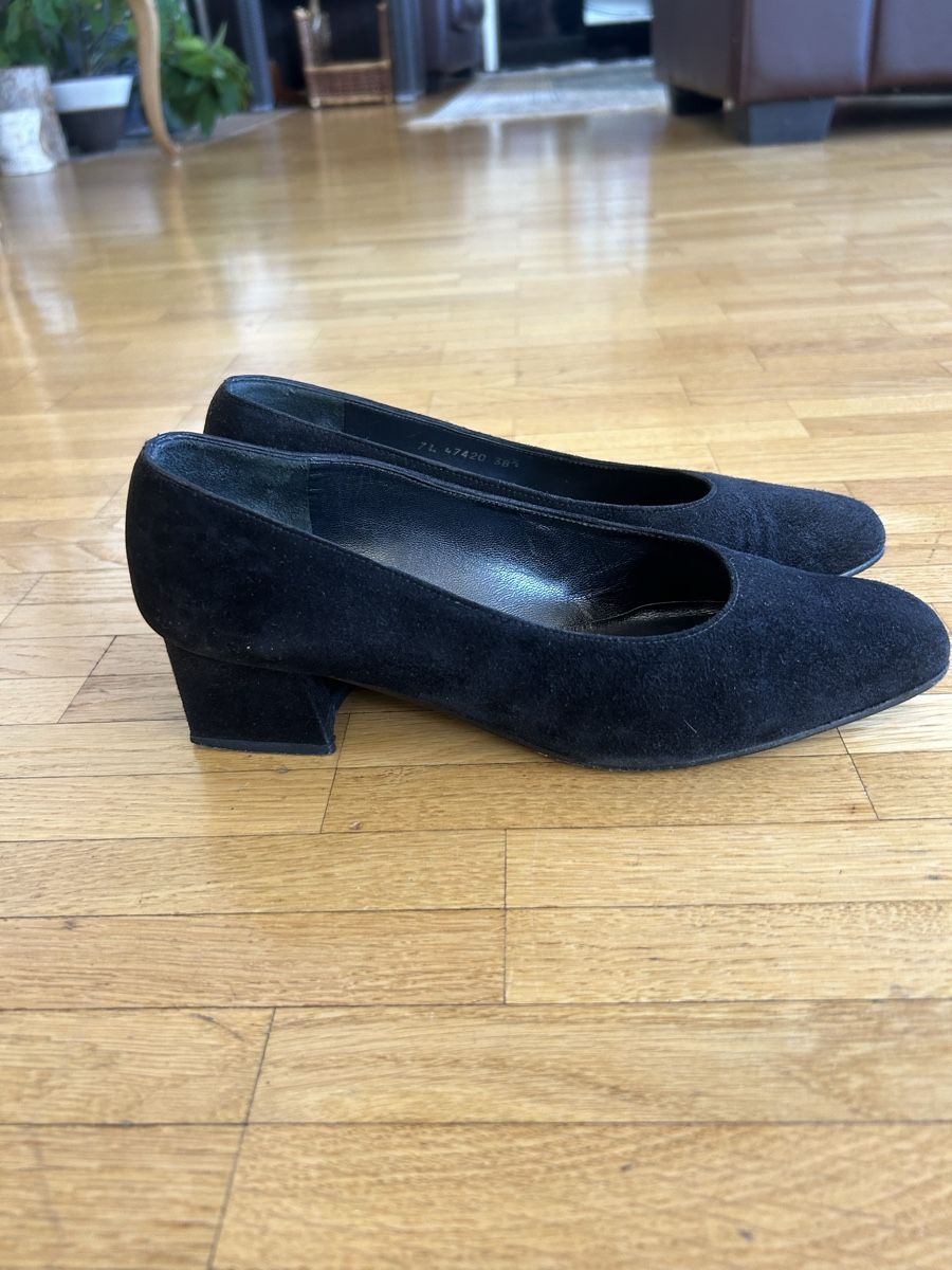 Stuart Weitzman Scarpe da donna: Stuart Weitzman Pumps Wildleder schwarz Grösse 38.5 – Usato da Blonay venduto da lucy20102012 2