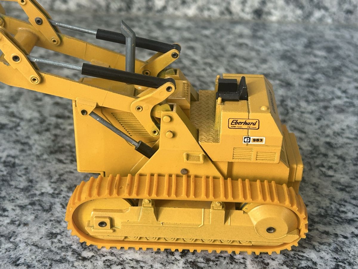 Caterpillar Kit di modellismo & Modellini statici: Caterpillar 983, 1:50 , NZG – Usato da Horw venduto da Tigercat635 4
