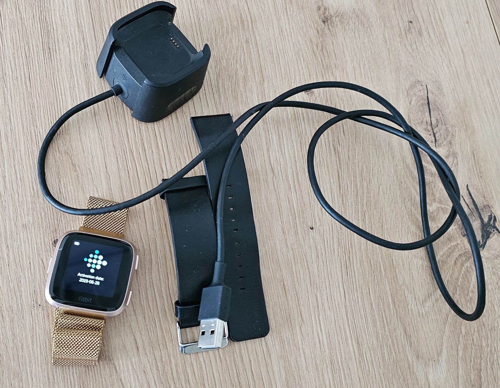 Fitbit Smartwatch: Fitbit Versa 2 Rosegold Smartwatch mit Ladekabel – Gebraucht aus Bellach von Corinne-Melanie