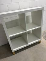 IKEA KALLAX Regal 2x2 (Weiss) mit stilvollen Holzfüssen