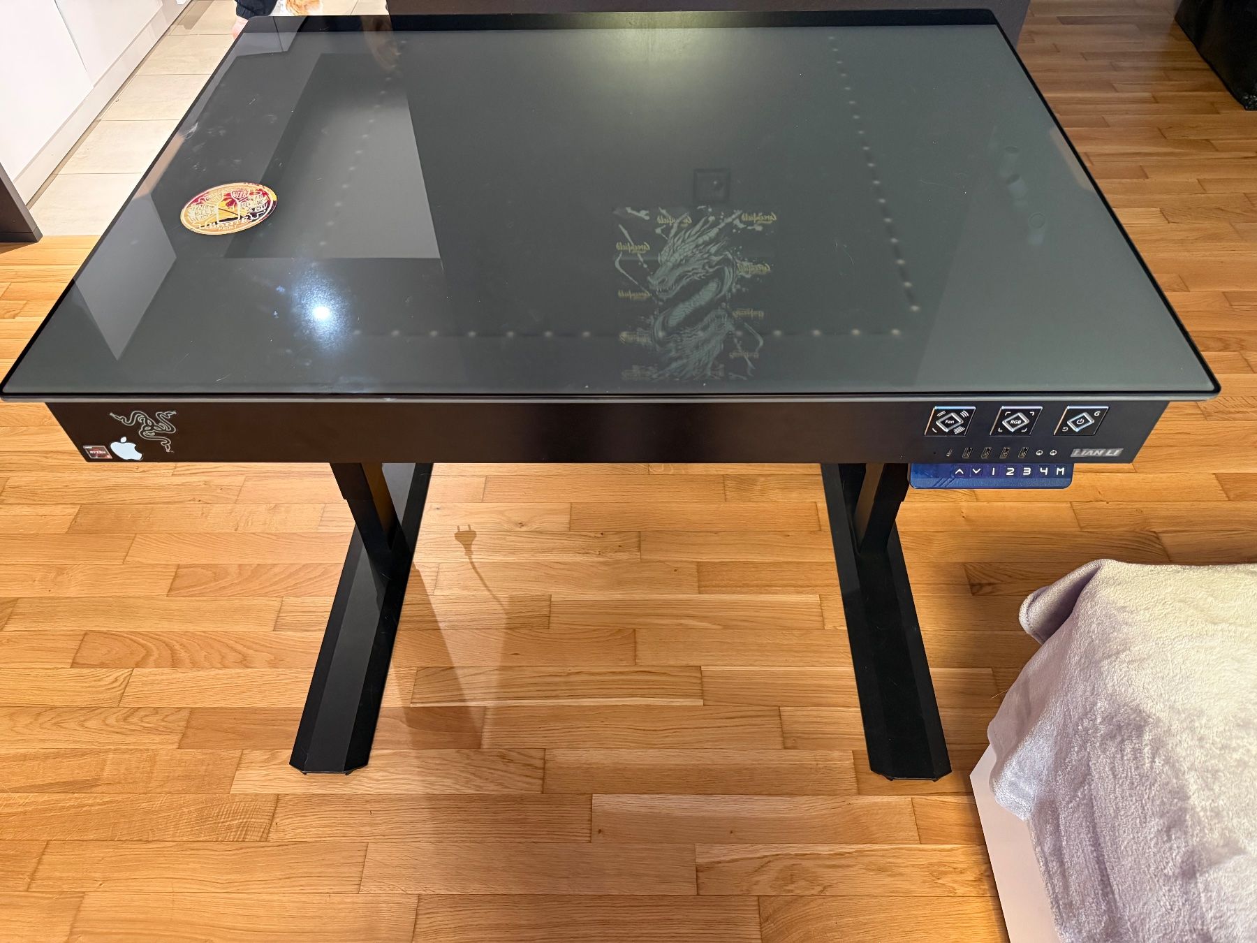Lian Li Custodie: Lian Li DK04 PC Gaming Desk/Case, Adjustable Height – Usato da Biel/Bienne venduto da aca_2jjg 1