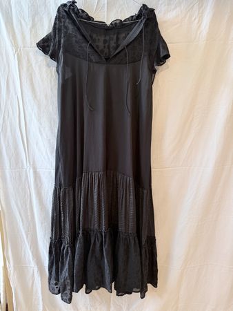 Schwarzes Maxikleid mit Spitze & Volants – vermutlich Ti Mo