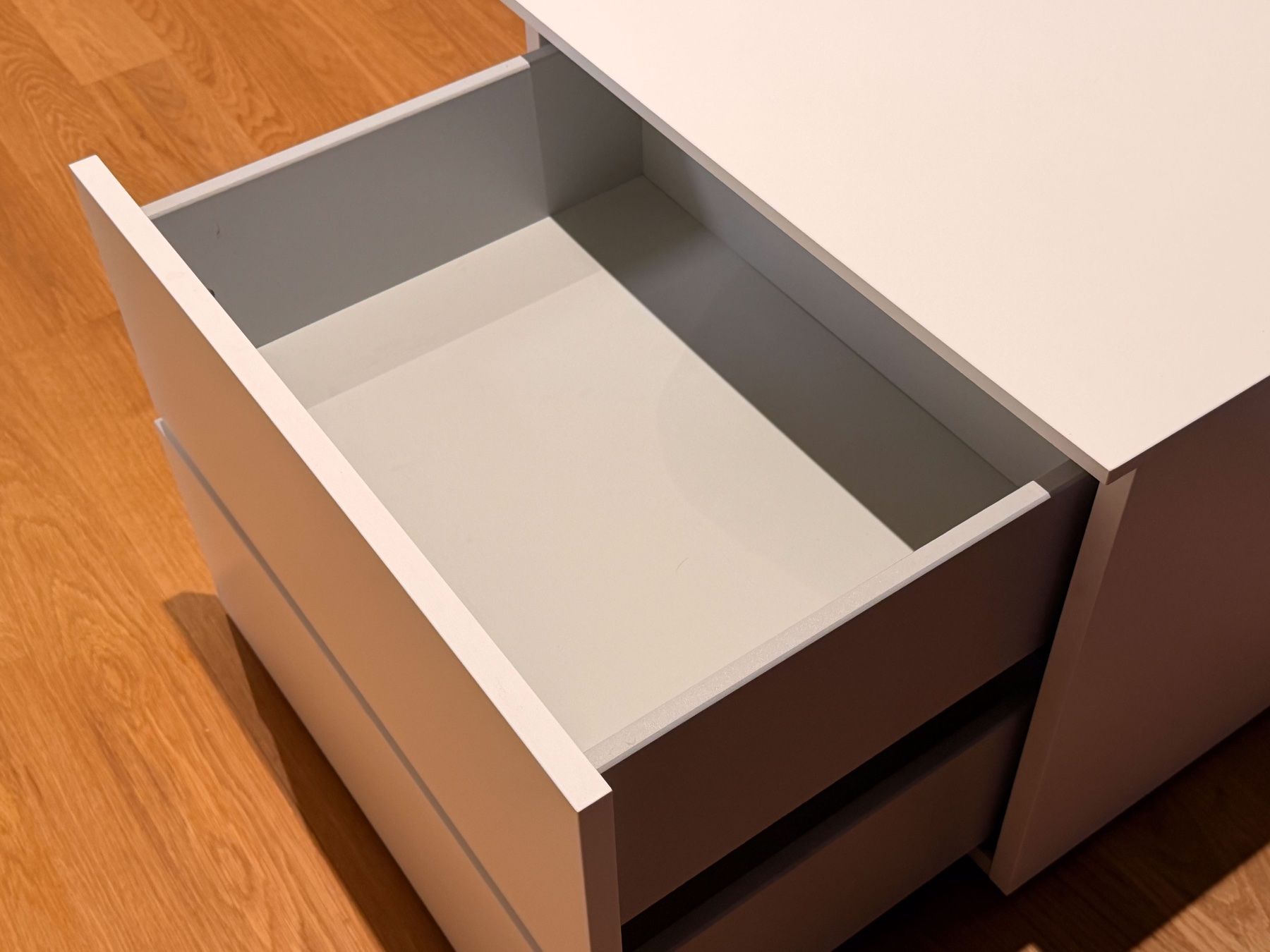 Pfister Comodini: Pfister Nachttisch weiss (2 Schubladen) – Usato da Reinach BL venduto da Graphix 4