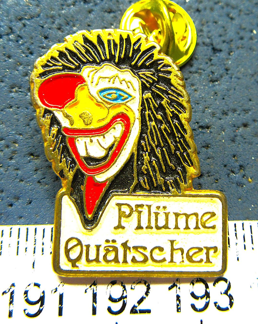 Swiss Plaketten & Abzeichen: WAGGIS PIN – Gebraucht aus Ettingen von Hausi4711