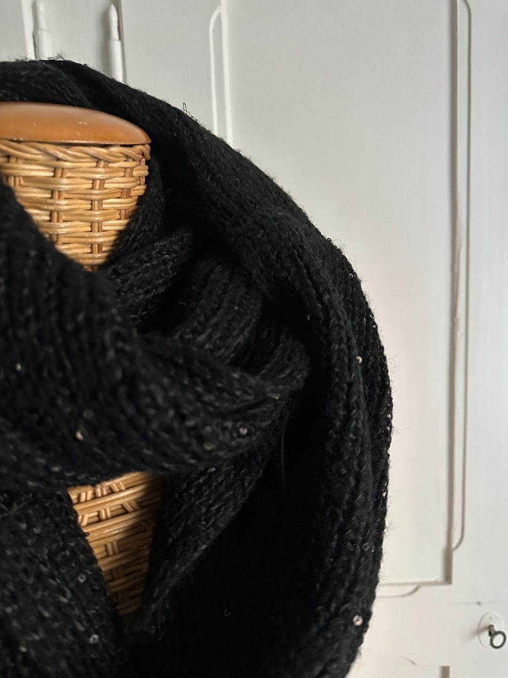 H&M Foulard & Sciarpe: Strick Loop Schlauchschal schwarz – Usato da Zürich venduto da Diazaio 2