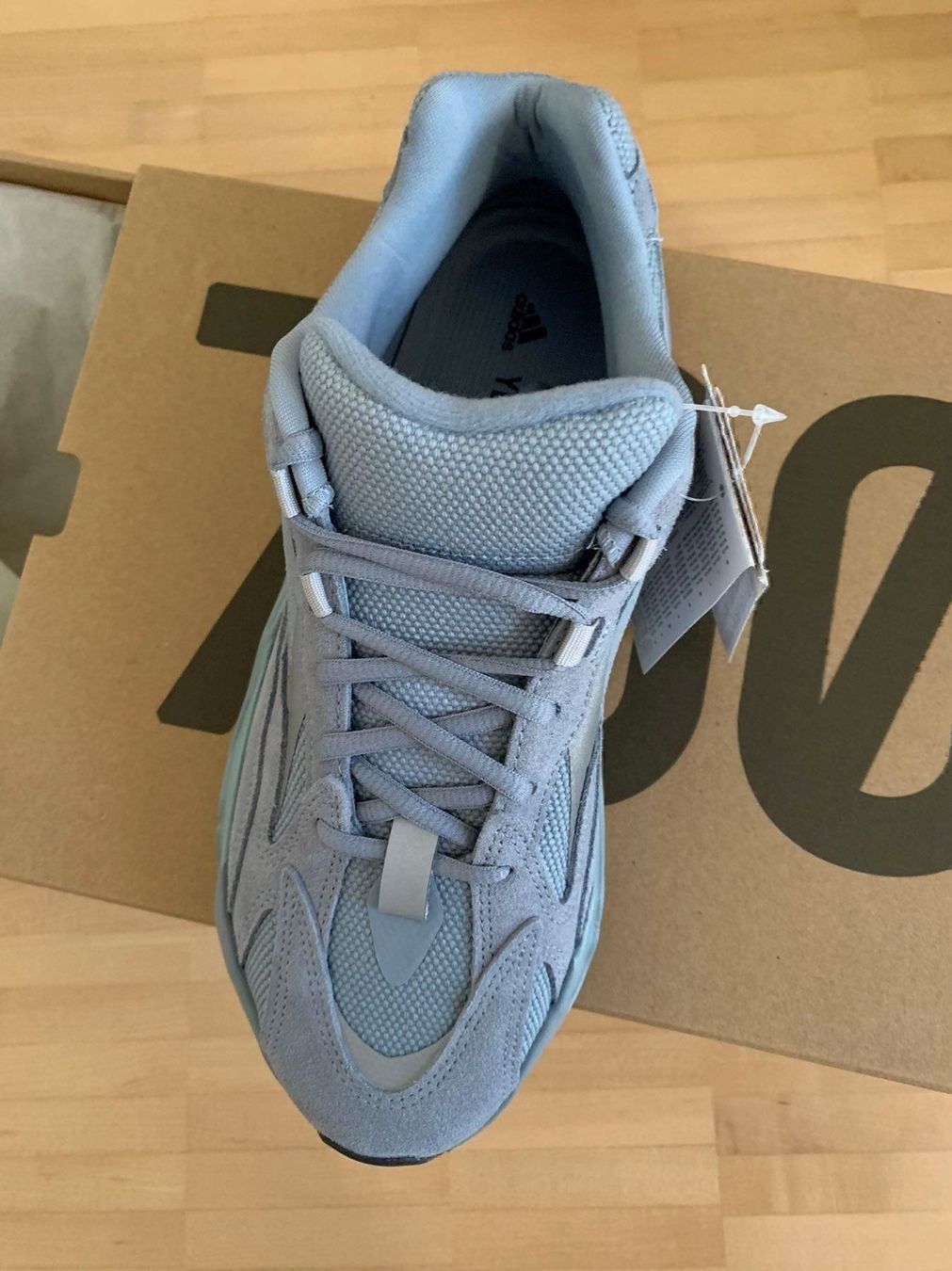 Herrenschuhe: Yeezy Boost 700 V2 Hospital Blue size 44 – Neu und originalverpackt aus Küsnacht ZH von Matrix1977 4