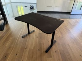 Schreibtisch schwarz mit Kabeldurchlass