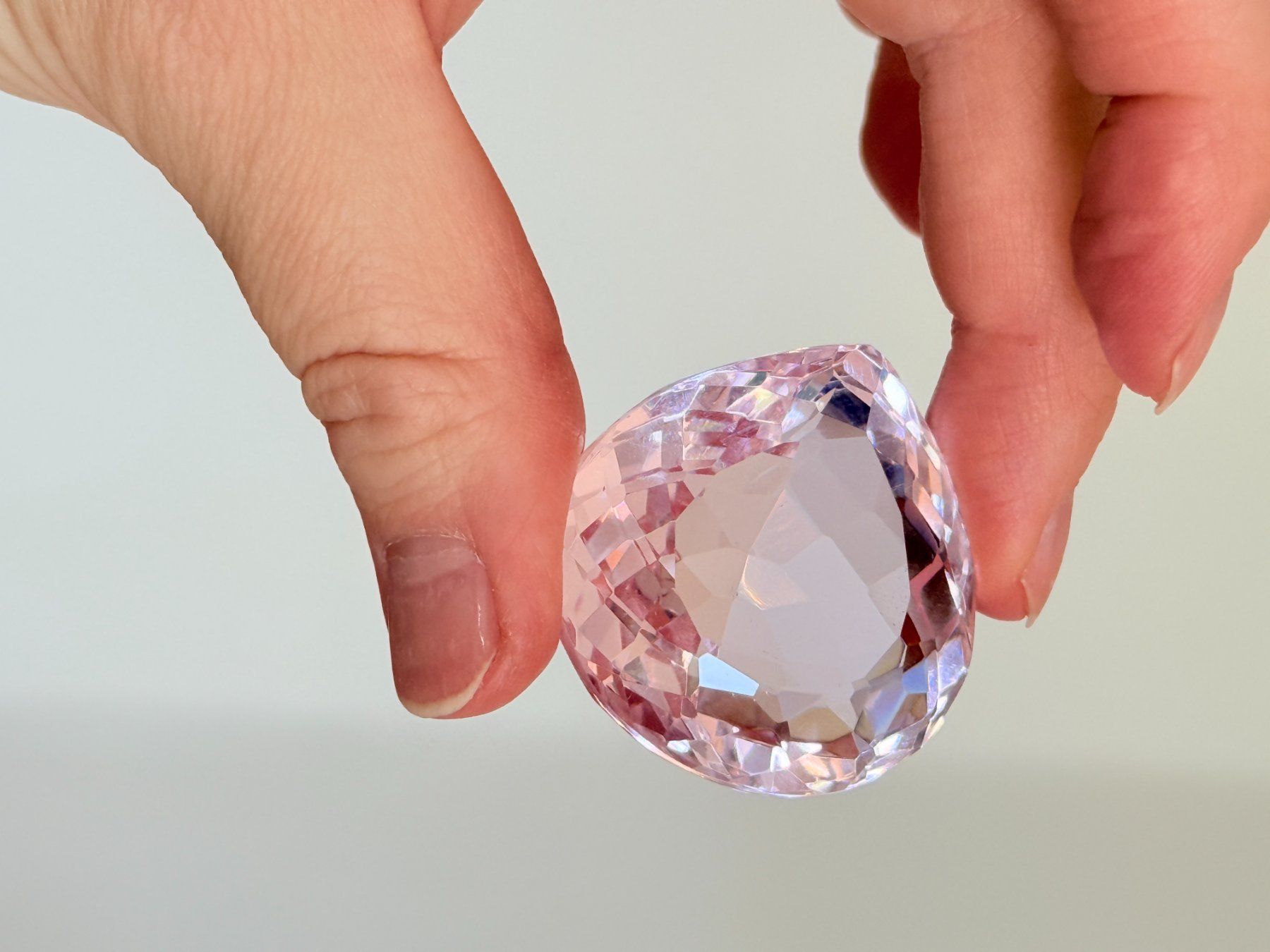 Minerali & Pietre curative: 150.00 Ct Pear Cut Certified – Nuovo e nell'imballaggio originale da Genève venduto da AWWA 3