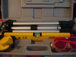 Laser Wasserwaage Set mit Stativ und Brille neu