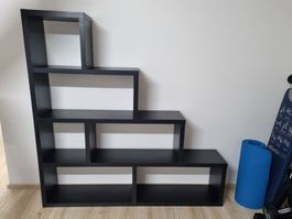 Schwarzes Stufenregal