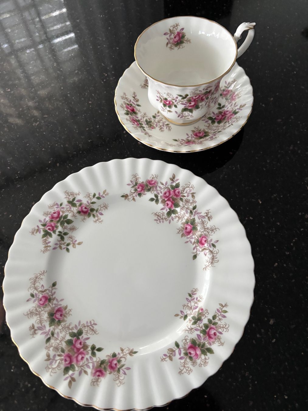 Royal Albert Geschirrsets: Royal Albert Moss Rose Gedeck – Gebraucht aus Jonschwil von Dr.MeganHunt 2