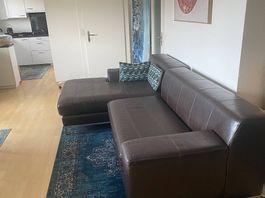 Schönes Leder-Sofa mit Hocker, 3teilig
