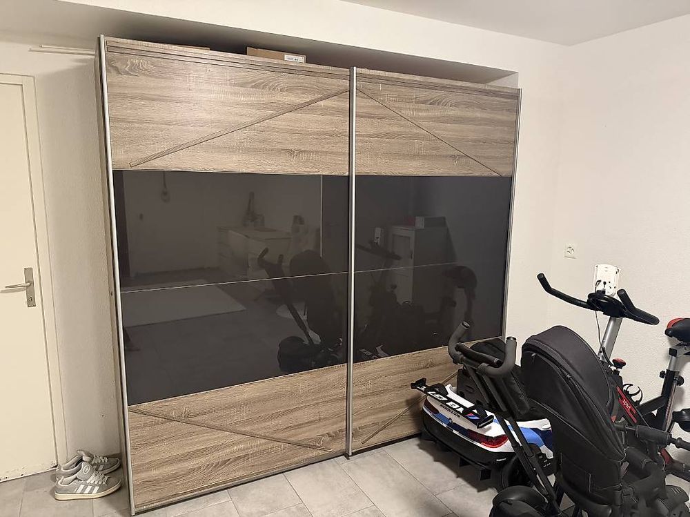 Grosser Kleiderschrank mit Schiebetüren & Spiegel (Gebraucht) in Boswil für CHF 100 – nur Abholung auf Ricardo kaufen