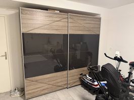 Grosser Kleiderschrank mit Schiebetüren & Spiegel