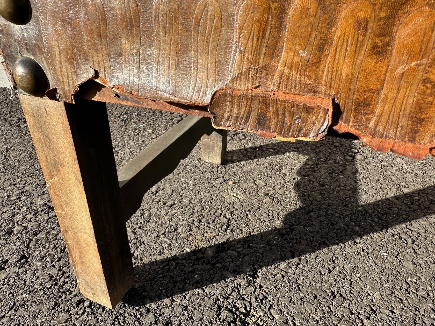 Poltrone: Beeindruckender Thronsessel, Leder & Messing  Toller, antike – Usato da Laufenburg venduto da industrial-silence 6