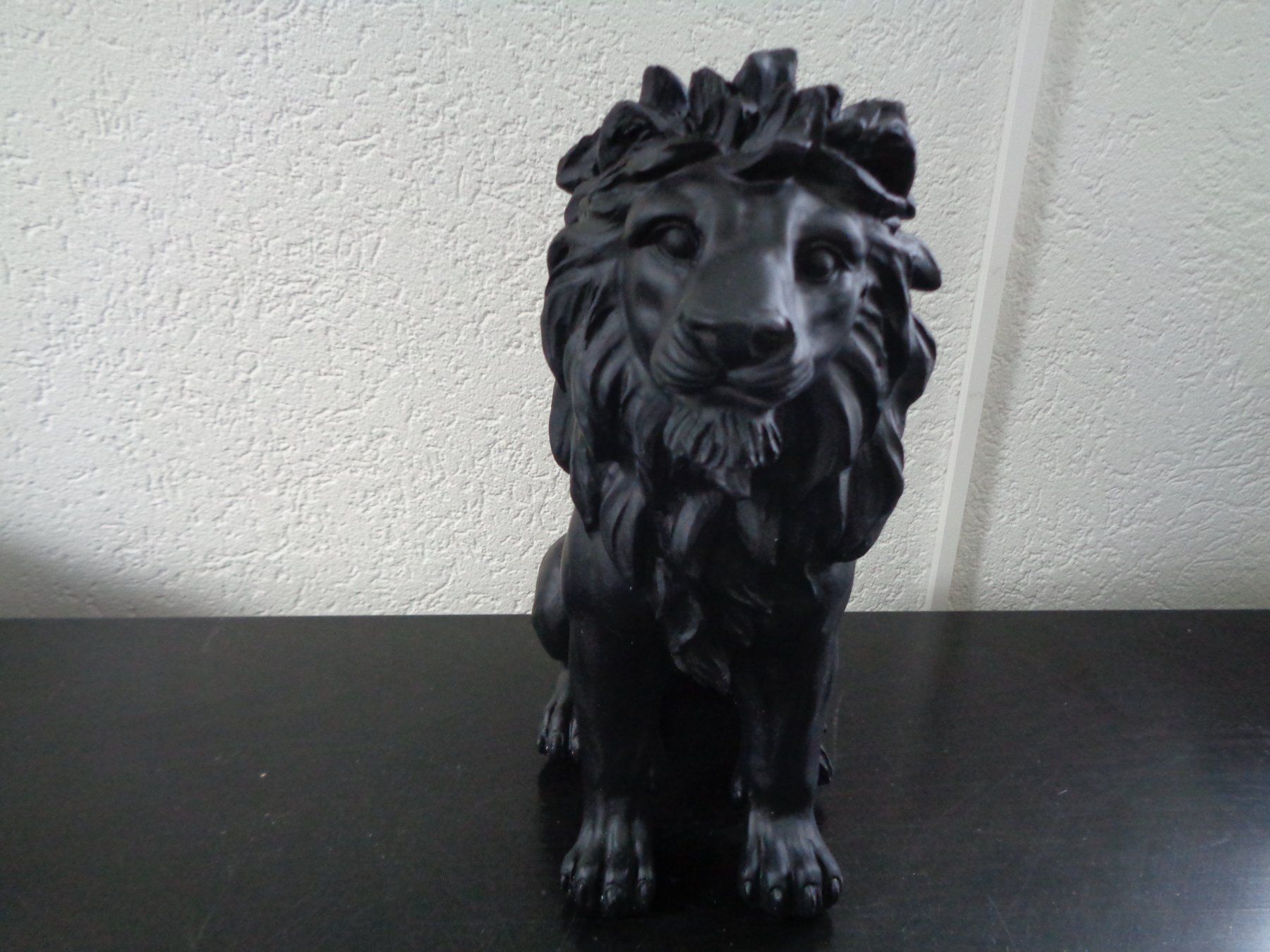 Statuette: Schwarzer sitzender Löwe (27 cm) – Nuovo e nell'imballaggio originale da Langenbruck venduto da Gumsi 1