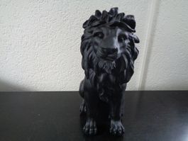 Schwarzer sitzender Löwe (27 cm)