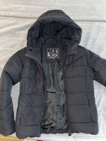 Schwarze Winterjacke mit Kapuze, Grösse 140, neuwertig