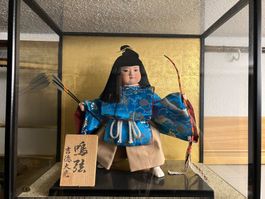Original Yoshitoku Antik Japan Samurai Puppe in Glasvitrine