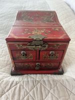 Rote Schmuckschatulle mit Spiegel, Asiatisch Dekorativ.