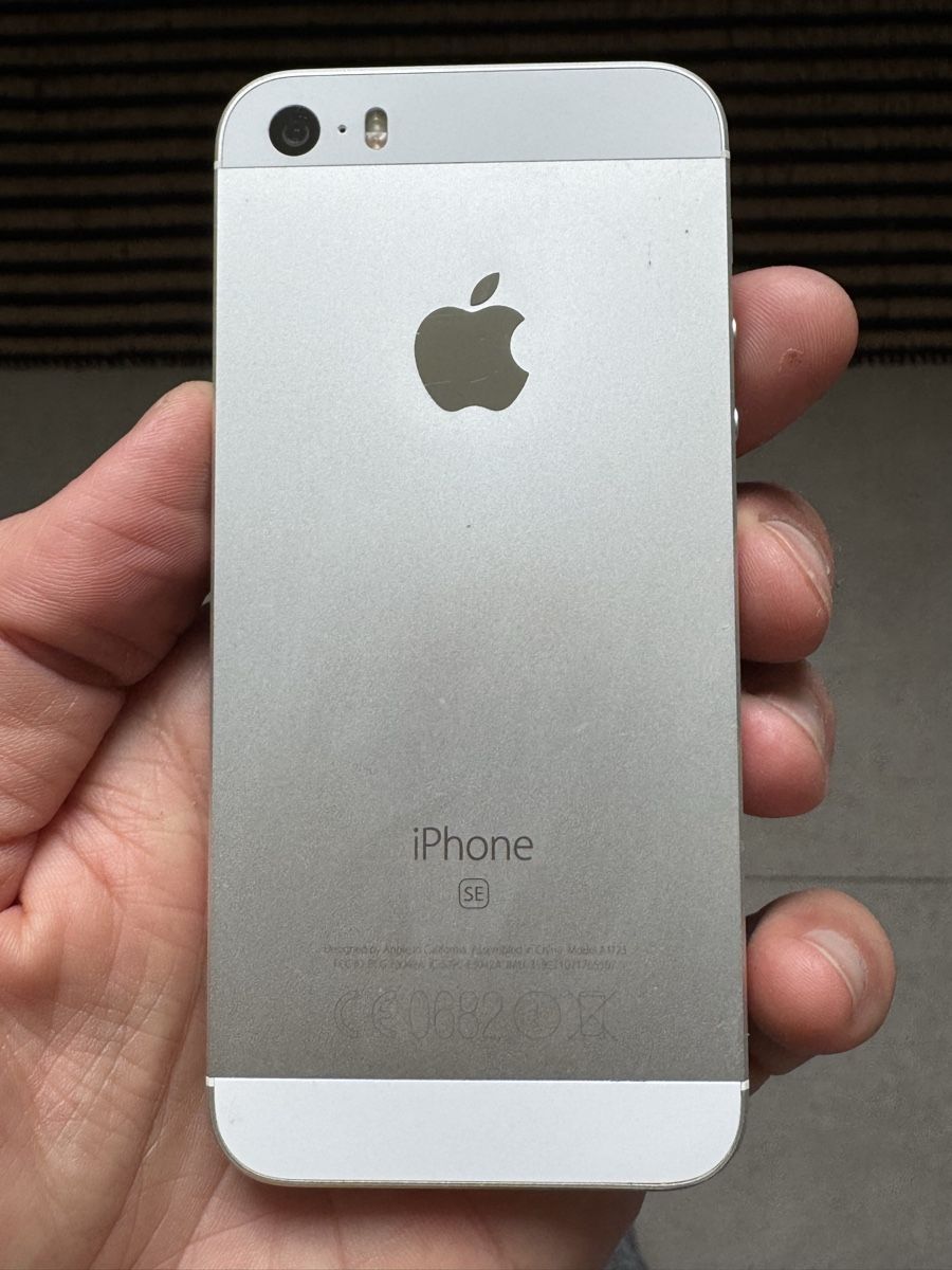 Apple Telefoni cellulari / Smartphones: iPhone SE, 16 GB, silver (MLLP2FD/A) – Usato da Lausanne venduto da huggylesbonstuyaux01 2
