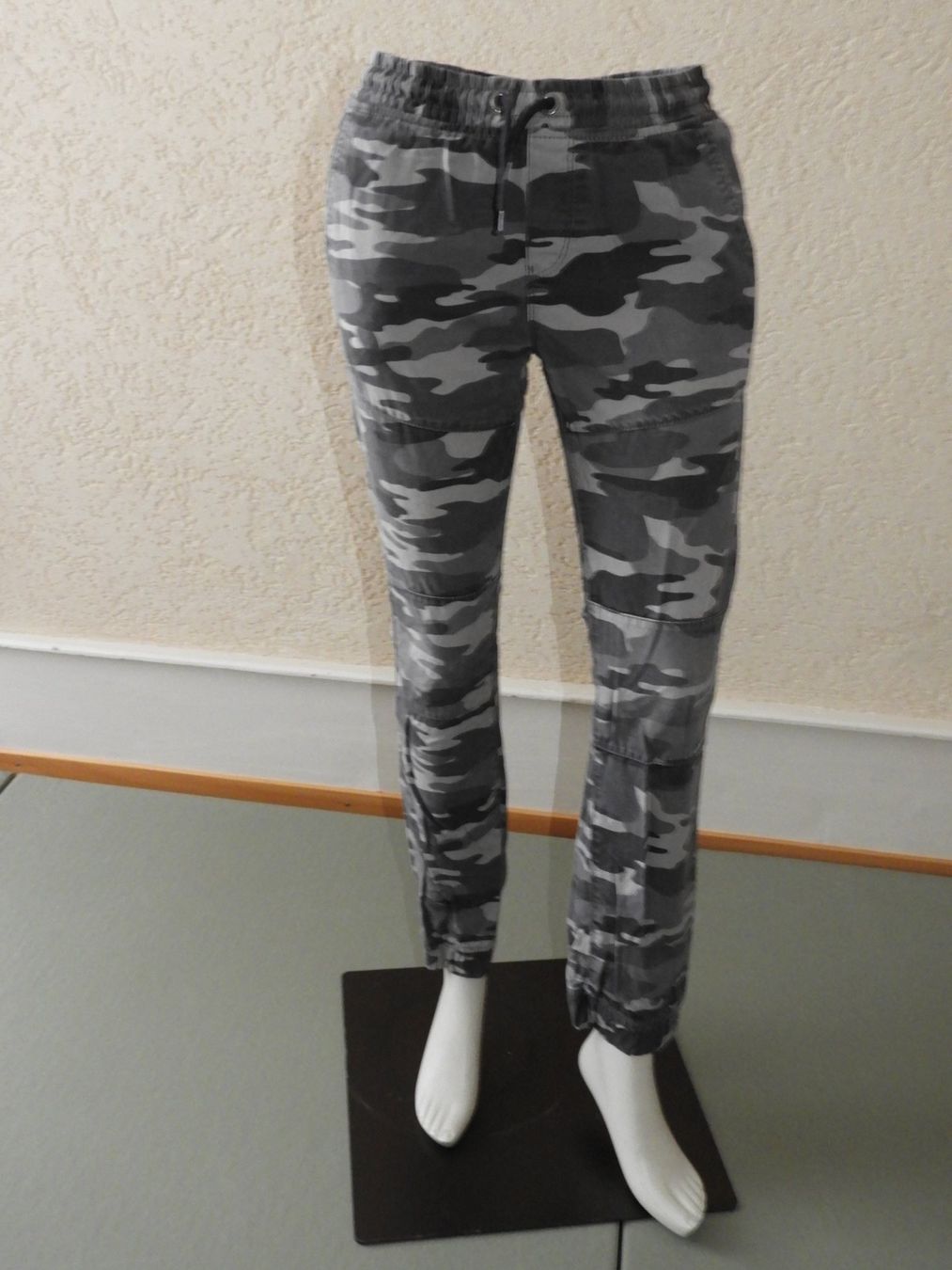 C&A Pantaloni: Pantalon camouflage garçon, taille 158 – Usato da Dombresson venduto da sev_bsb8