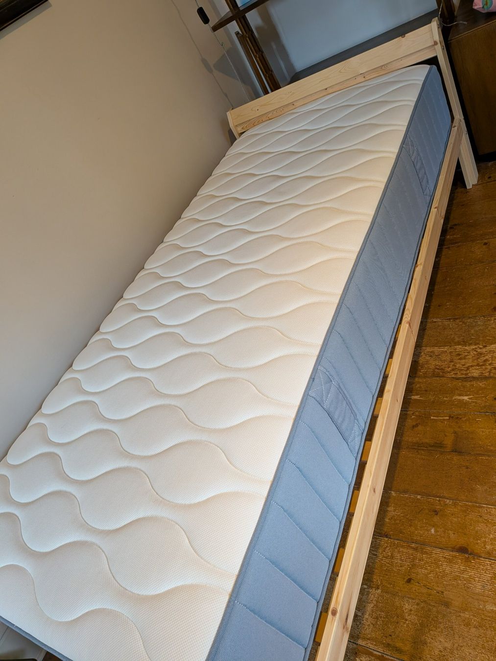 Ikea Letti: Lit Ikea Neiden avec Matelas Vesteroy – Usato da Genève venduto da sna_z2cl