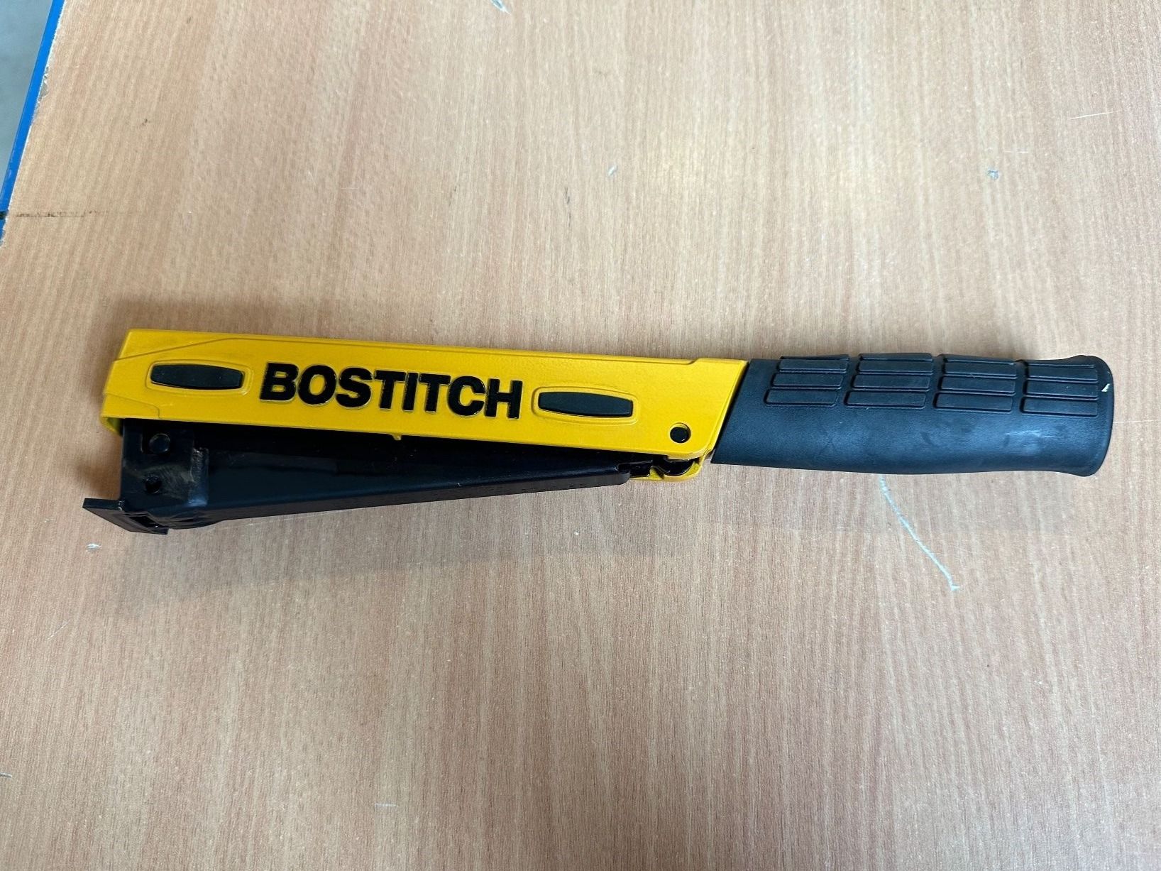 Bostitch Tutti gli attrezzi: Bostitch Hammertacker H30-8 mit Auflageplatte – Usato da Uetendorf venduto da Revotool