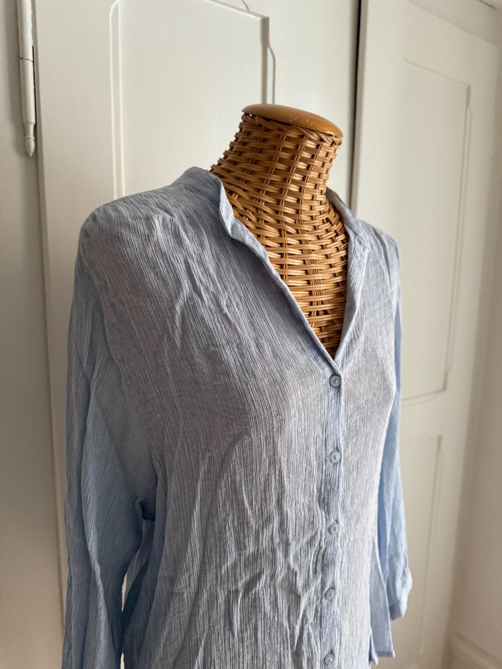 H&M Chemisiers: Bluse hellblau plissiert 34 – D'occasion à Zürich par Diazaio 1