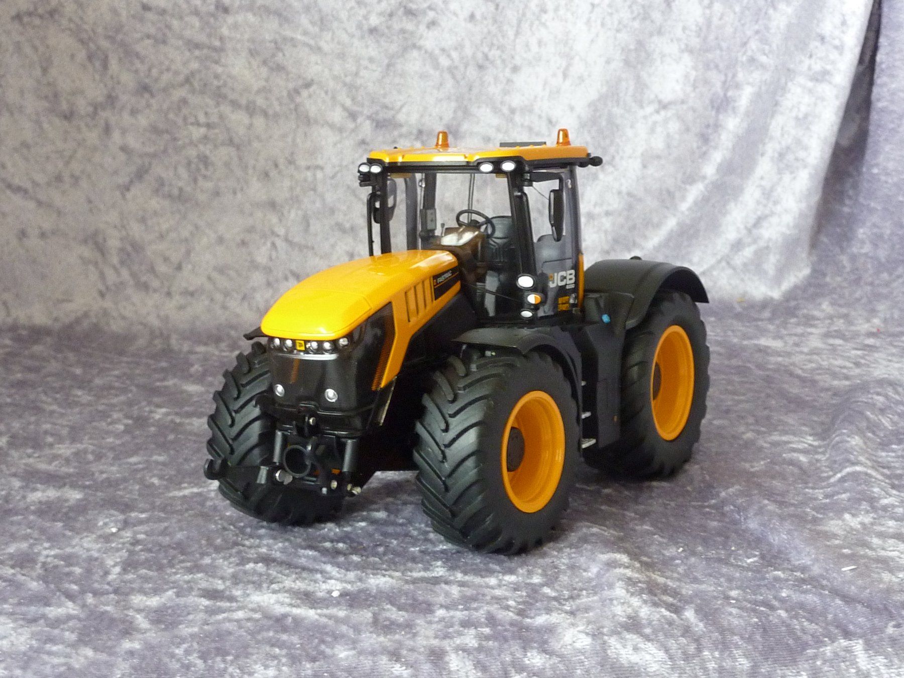 Wiking Modellbausätze & Standmodelle: JCB Fastrac 8330 1:32 – Neu (gemäss Beschreibung) aus Dürrenäsch von modellautos4you 1