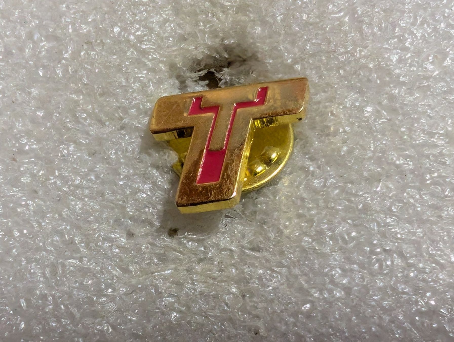 Placchette & Badge: Ansteckpin 242: T – Usato da Oppligen venduto da Pin-Fall-Shop