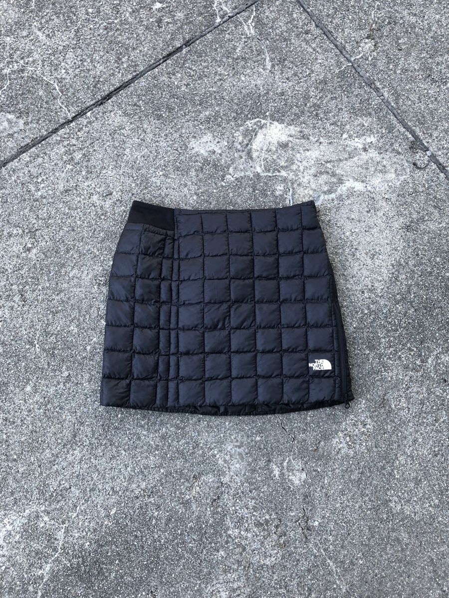 North Face Jupes: North Face Puffer Rock – D'occasion à Fribourg par ann_l9b7