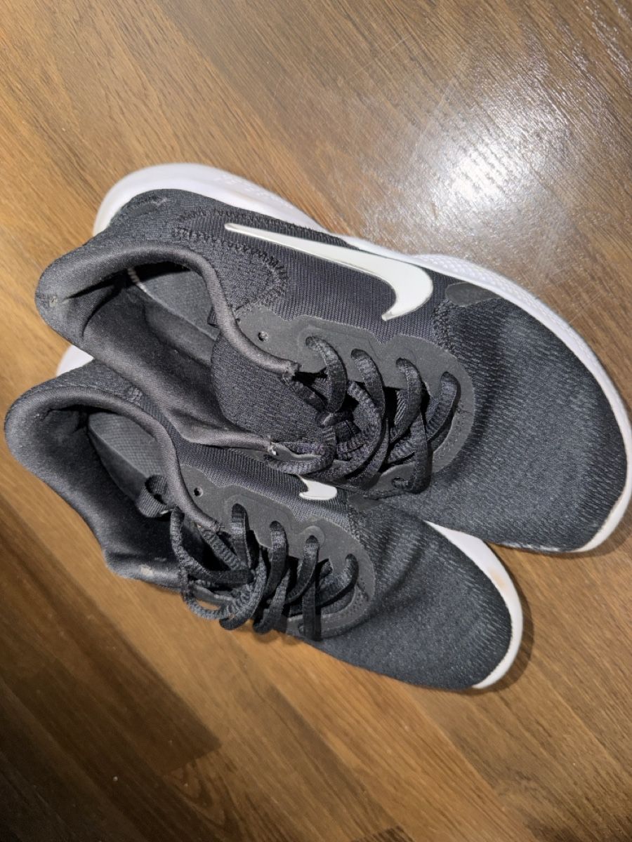 Nike Damenschuhe: Nike Schuhe Grösse 36.5  – Gebraucht aus Pratteln von sarax3.-
