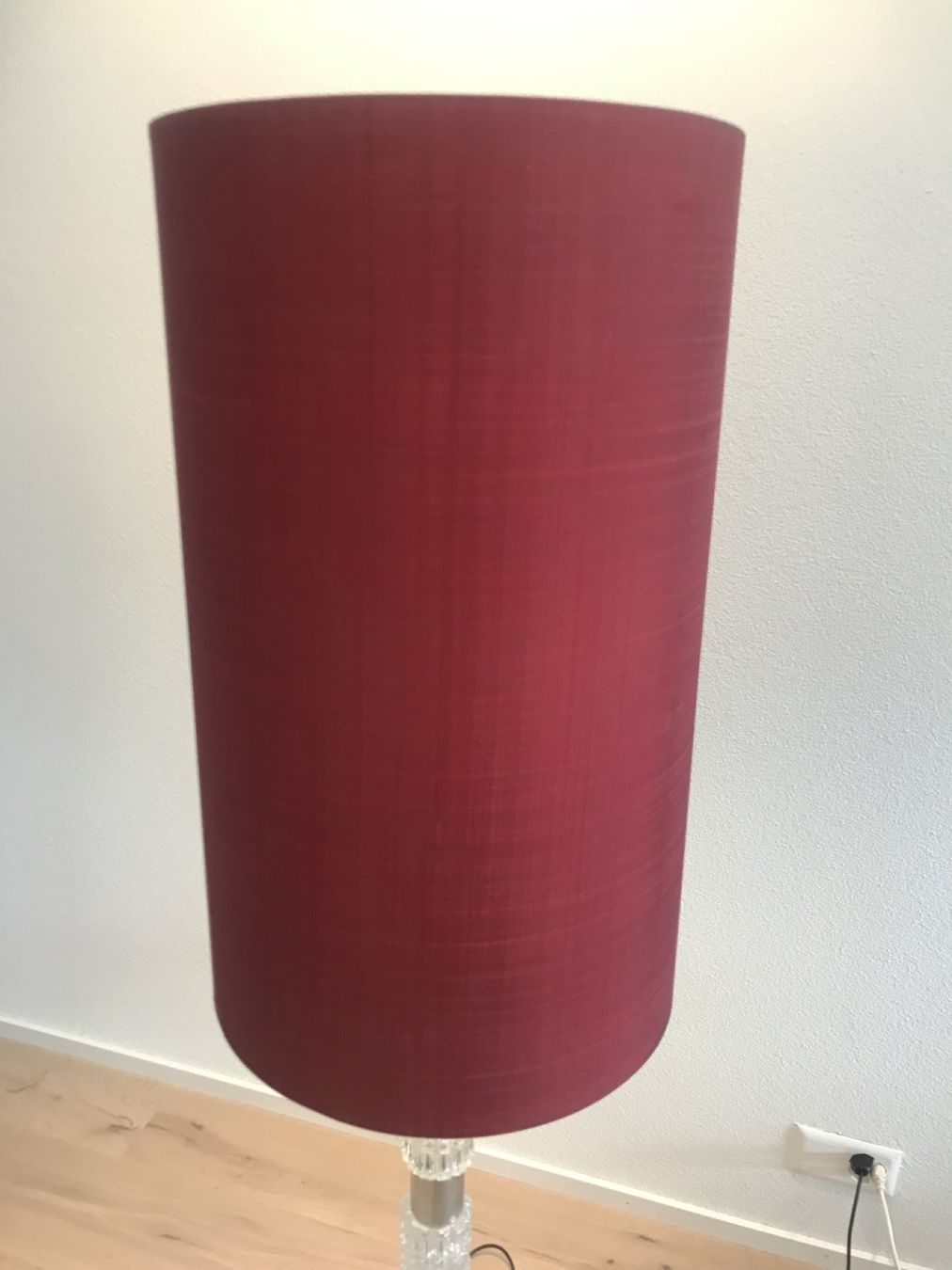 Lampade: Schöne Design Stehleuchte mit Rotem Schirm u. Pressglas 70er – Usato da Gersau venduto da pd-design-and-art 2
